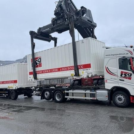 LKW wird beladen